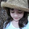 kimtoto Melihat gadis kecil yang cantik dan imut ini dengan ekspresi kecewa di wajahnya